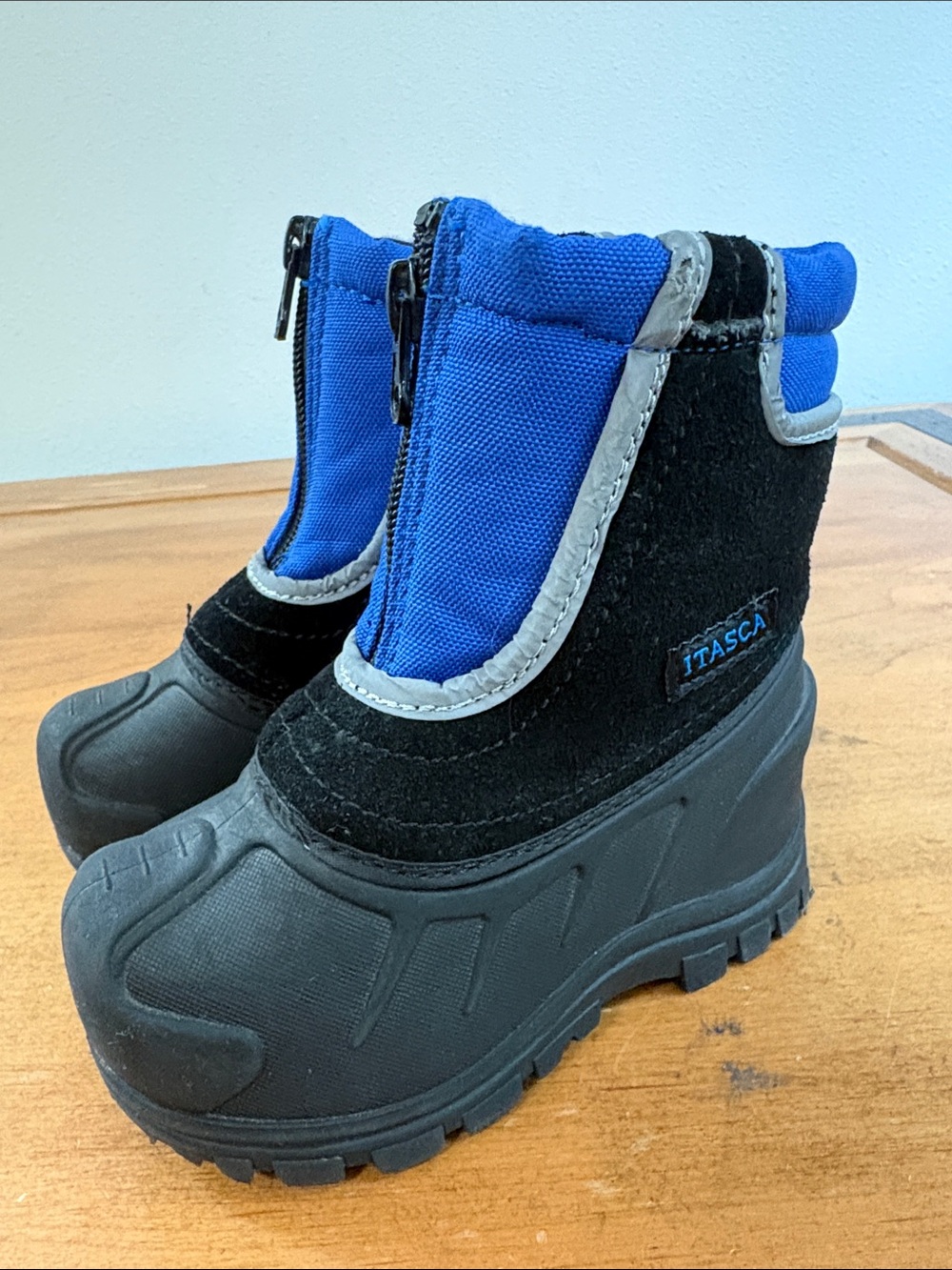 Itasca Black and Blue Kids Snow Boots with Front Zipper Size 8